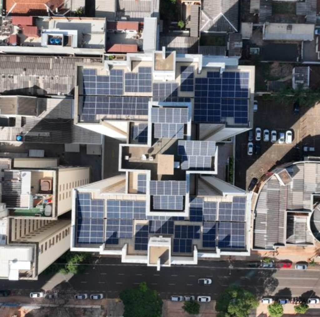 Painéis solares fotovoltaicos instalados em telhado residencial