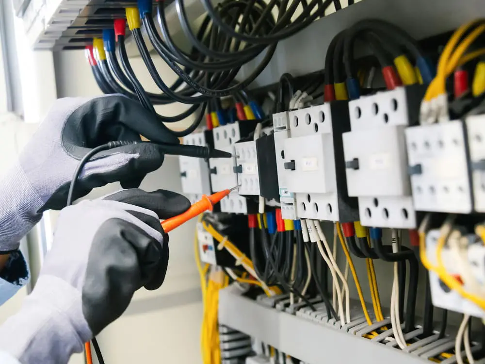 Eletricista realizando instalação elétrica profissional