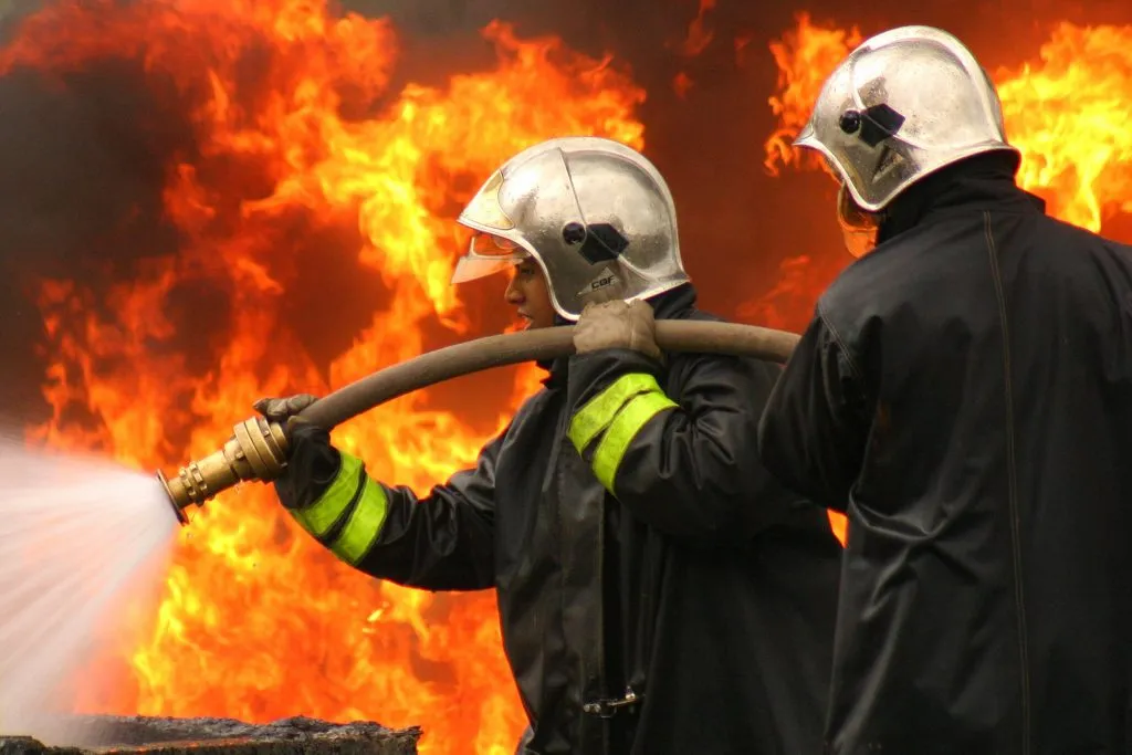 Brigada de incêndio em treinamento — equipe com equipamentos de combate a incêndio