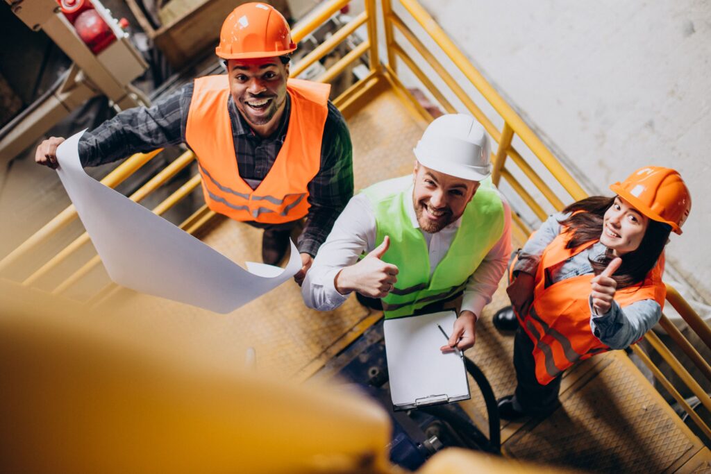 Consultoria em segurança do trabalho — profissional com equipamento de proteção